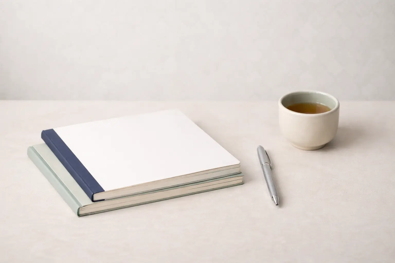 Bureau moderne à Marrakech illustrant une bibliothèque de guides sur la santé masculine, la prévention et la longévité